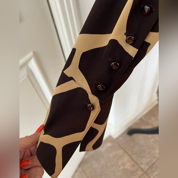 ESCADA BROWN & CREAM BEAUTIFUL GIRRAF Print 100% Silk Button Down Top - Picture 6 of 10